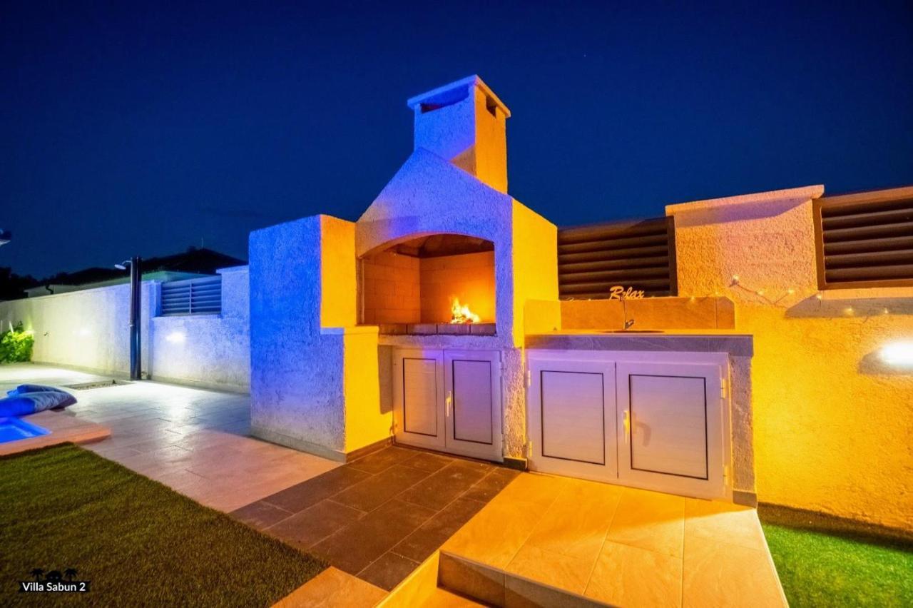 Villas Sabun - Modern House With Heated Pool Привлака Екстериор снимка