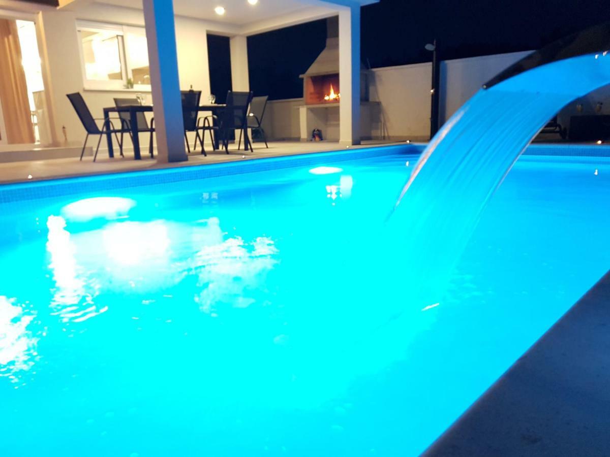 Villas Sabun - Modern House With Heated Pool Привлака Екстериор снимка