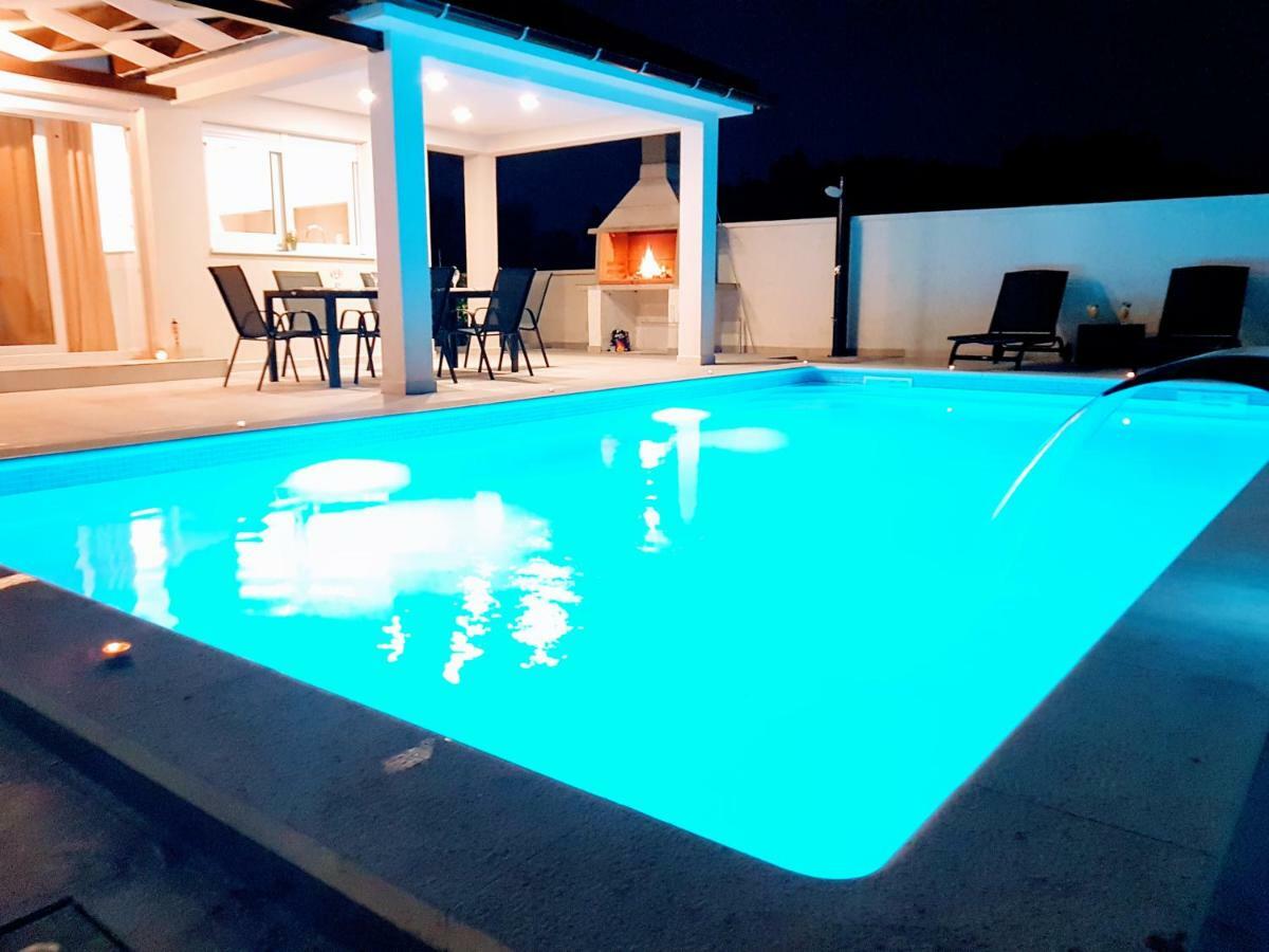Villas Sabun - Modern House With Heated Pool Привлака Екстериор снимка