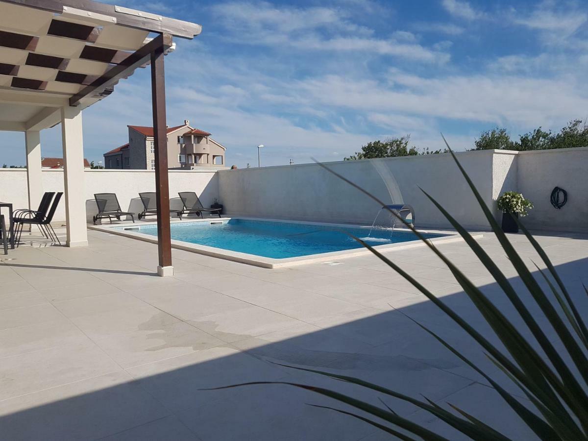 Villas Sabun - Modern House With Heated Pool Привлака Екстериор снимка