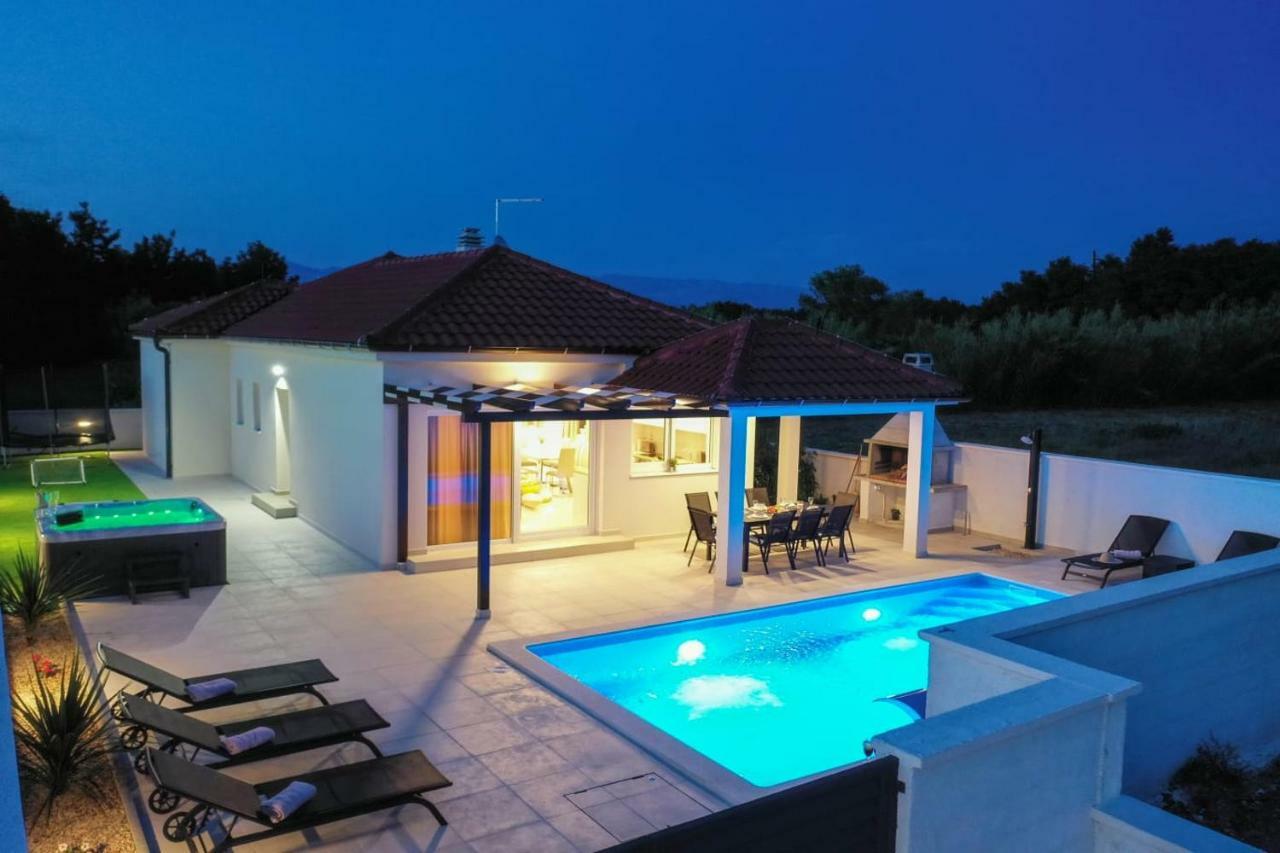 Villas Sabun - Modern House With Heated Pool Привлака Екстериор снимка