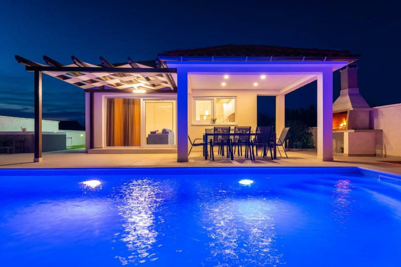 Villas Sabun - Modern House With Heated Pool Привлака Екстериор снимка
