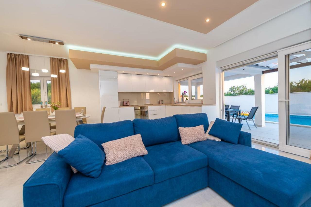 Villas Sabun - Modern House With Heated Pool Привлака Екстериор снимка
