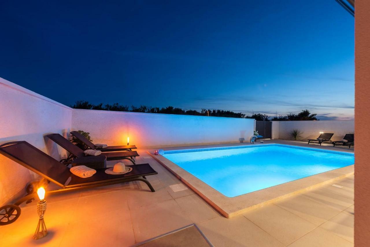 Villas Sabun - Modern House With Heated Pool Привлака Екстериор снимка