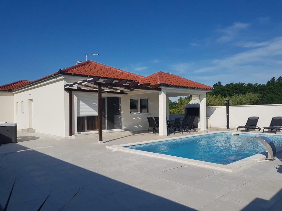 Villas Sabun - Modern House With Heated Pool Привлака Екстериор снимка