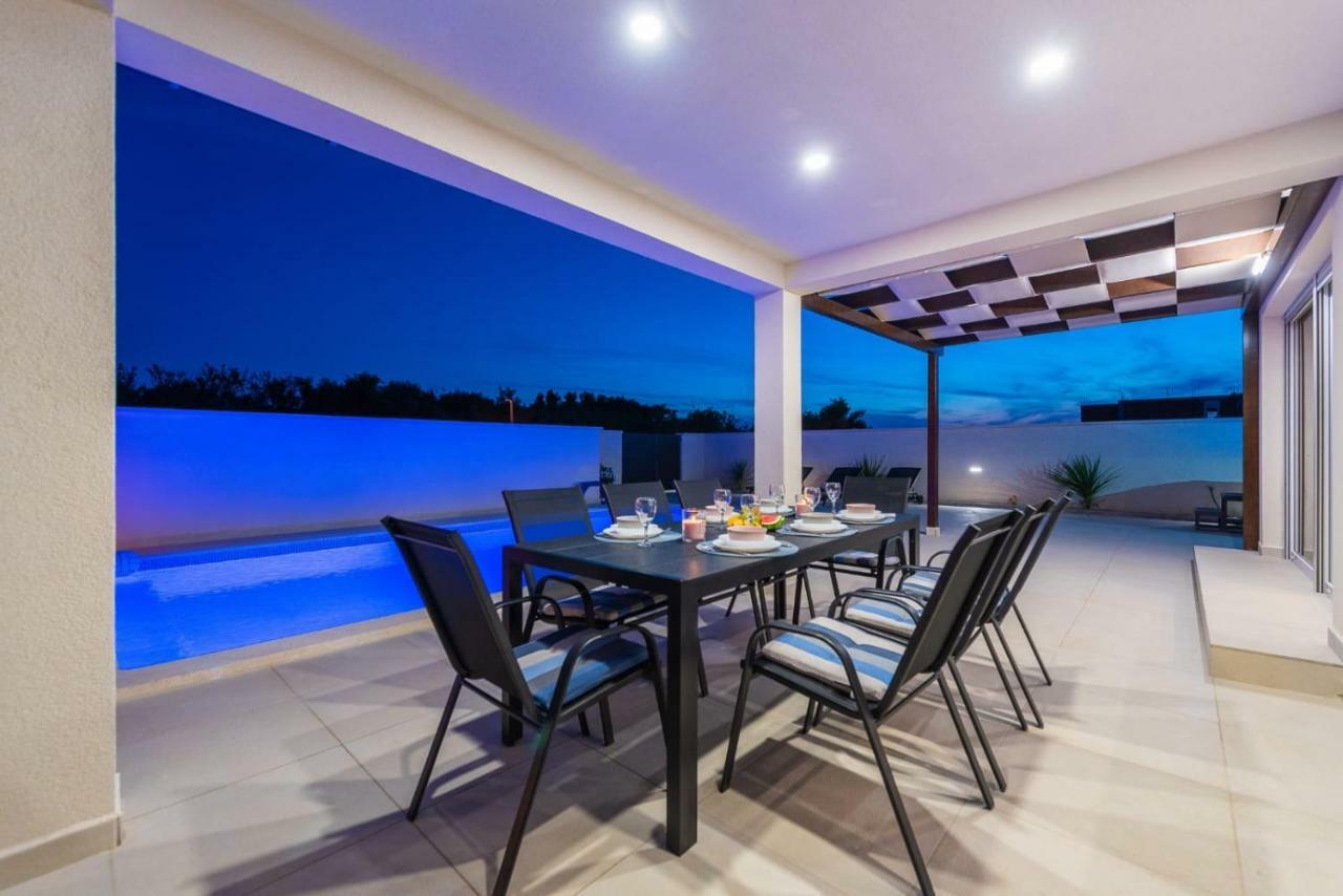 Villas Sabun - Modern House With Heated Pool Привлака Екстериор снимка