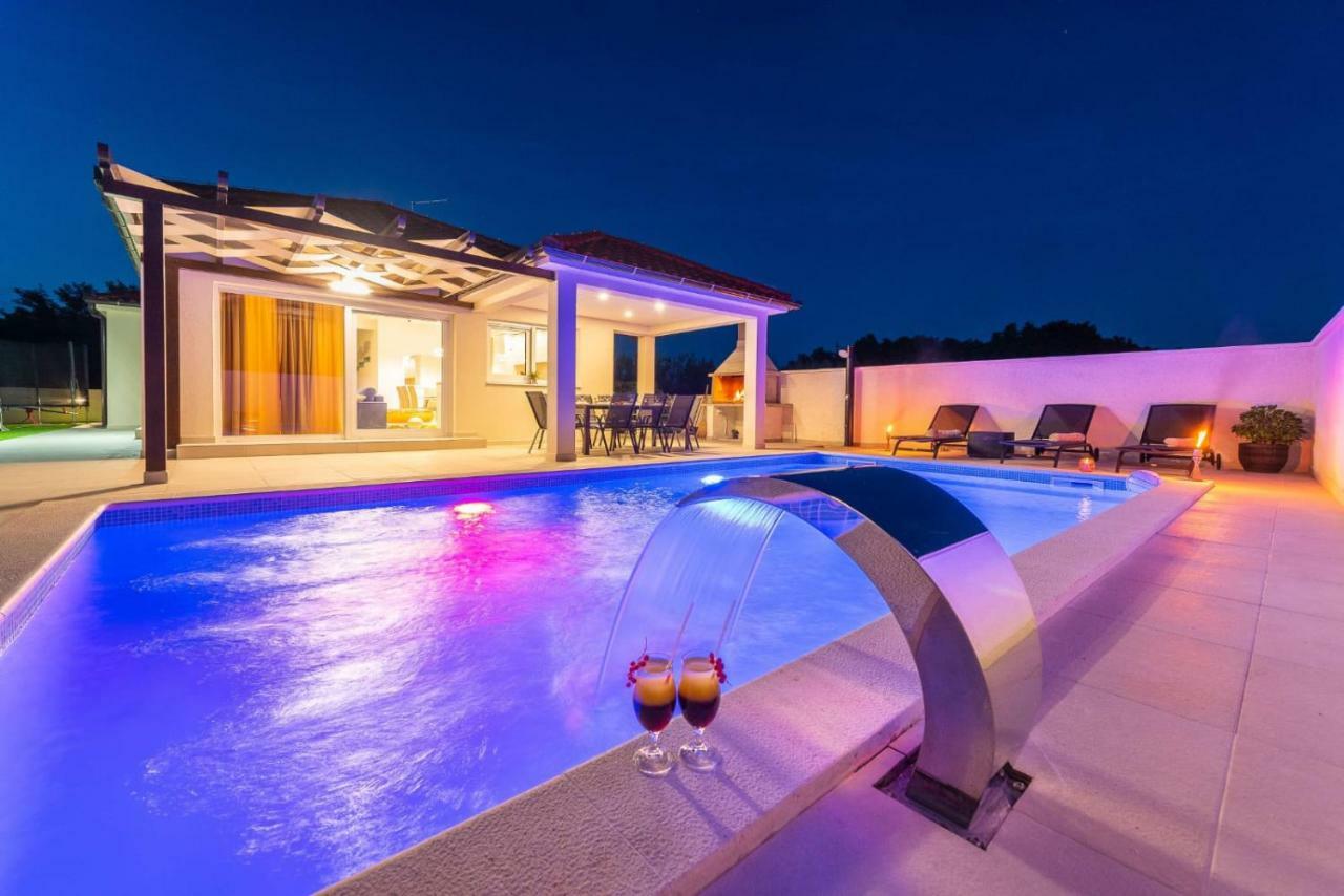 Villas Sabun - Modern House With Heated Pool Привлака Екстериор снимка