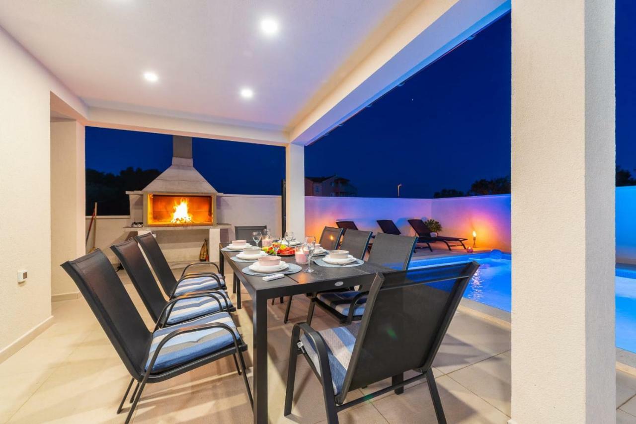 Villas Sabun - Modern House With Heated Pool Привлака Екстериор снимка