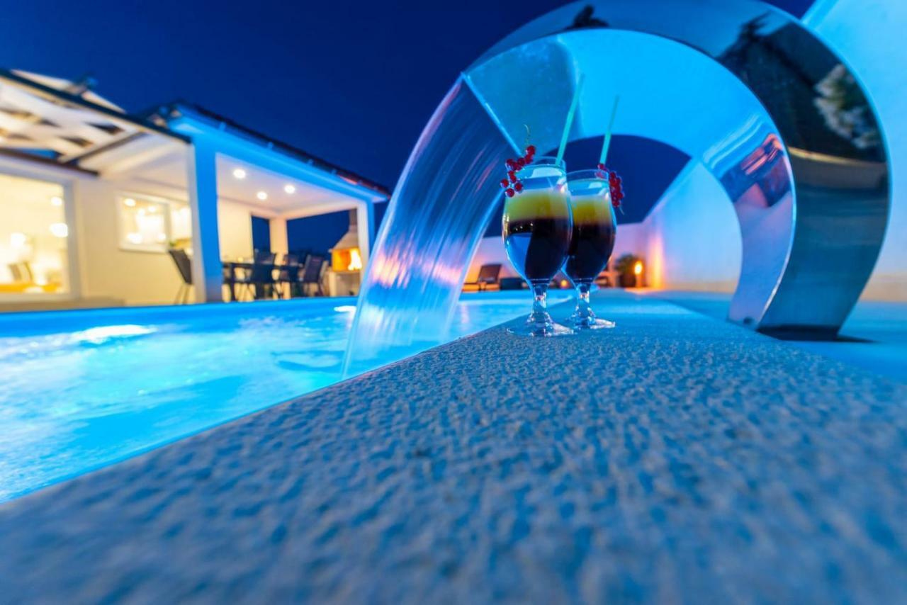 Villas Sabun - Modern House With Heated Pool Привлака Екстериор снимка