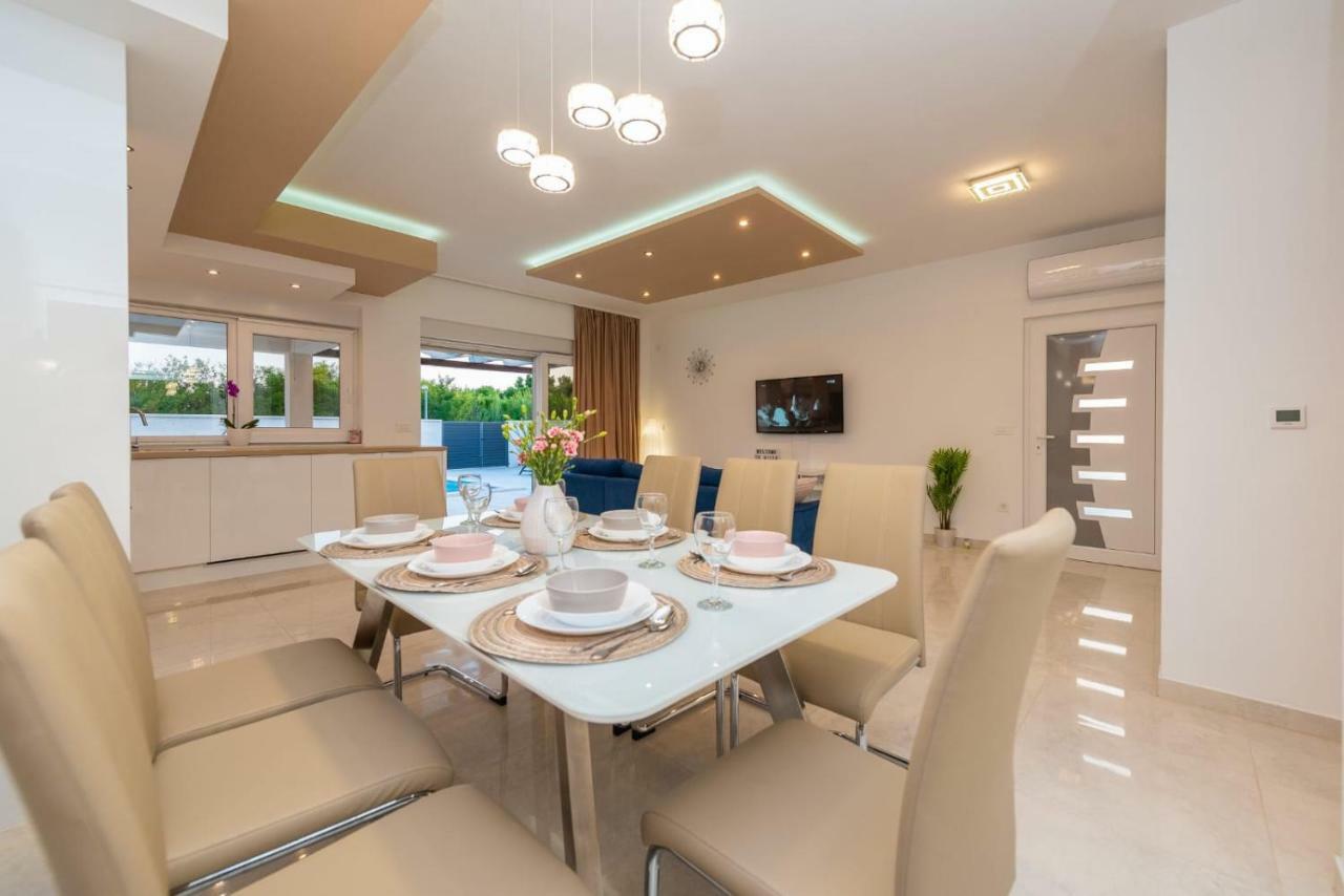 Villas Sabun - Modern House With Heated Pool Привлака Екстериор снимка